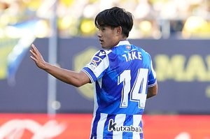 「凄いなぁ！」「高揚してくるね～」久保建英らソシエダの国王杯前、サポ集結「真っ赤過ぎる“選手バス出迎えシーン”」が話題！「この中にタケがいると思うと誇らしく思う」の声の画像