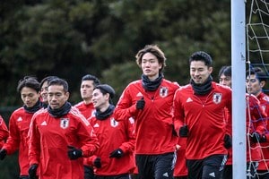 長友佑都に中山雄太＆久保建英が勝負を挑んだ！サッカー日本代表非公開練習前のピッチで起きた「実戦を意識した直接対決」の画像