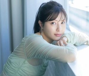 ｢透明感ヤバい　なんて綺麗なの～｣サッカー日本代表・長谷部誠コーチの美人妻、桐谷美玲とのエモすぎ“超密着ママショット”に反響｢何年経っても変わらない｣の画像