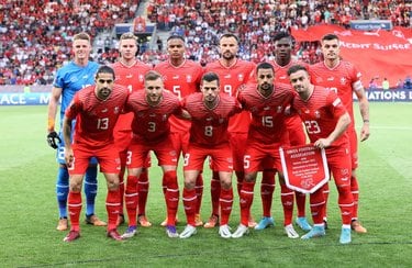 胸元にTVがついたナイスシャツ」サッカースイス代表のカタール