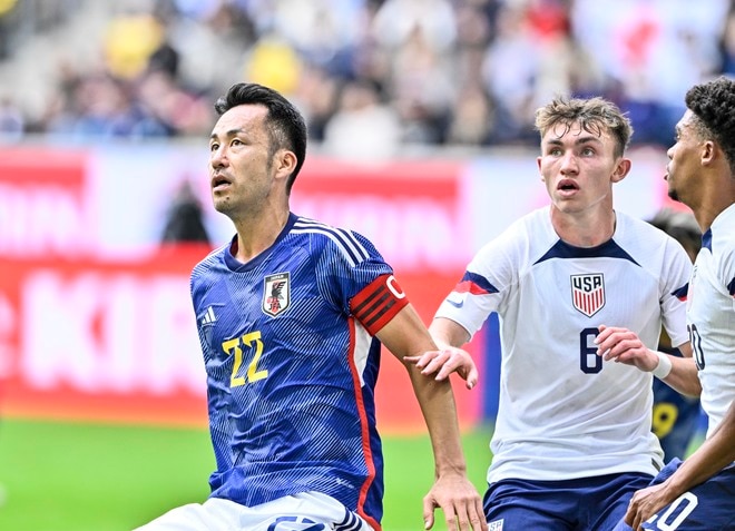 「最高に良い話」「マジ熱い」サッカー日本代表キャプテン吉田麻也とシャルケの熱烈ファンが、スタジアムでまさかの「ユニフォーム交換」！ アメリカ代表戦の裏にあった、「154分間の漢気話」の画像
