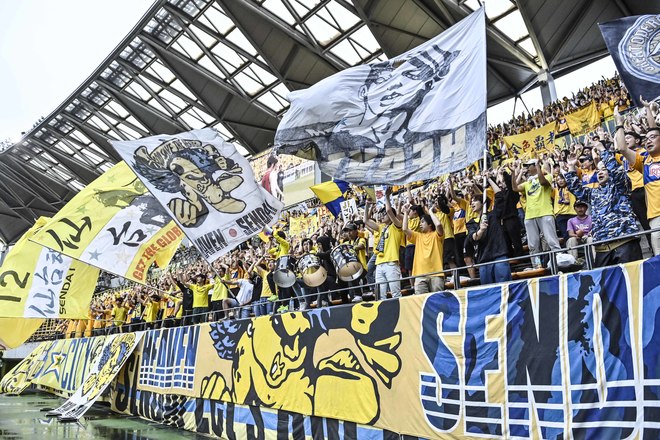 【仙台サポーターアルバム(2)】雨の試合に2000人！ 現地撮影した「ベガルタ仙台のサポーター写真99枚」！「ジェフユナイテッド千葉ーベガルタ仙台」の画像096