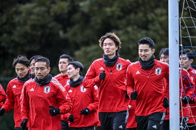 長友佑都に中山雄太&久保建英が勝負を挑んだ!サッカー日本代表非公開練習前のピッチで起きた「実戦を意識した直接対決」の画像