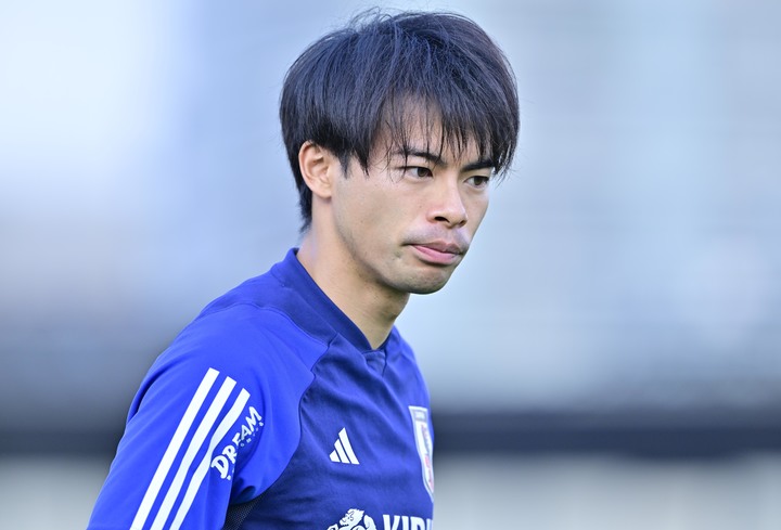 ｢ブルーロックすぎますて｣ブライトン三笘薫のチェルシー翻弄“神業ボレー”に本拠地サポ拍手喝采！｢あんなところでリフティング？｣