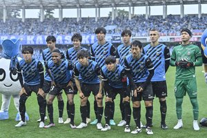 「マジでカッコよすぎ」川崎が誇る身長192cmのファッションメディアでの「ストリートスナップ写真」にファン歓喜！「今年は突然のヘアカット来ませんように」と危惧の声もの画像