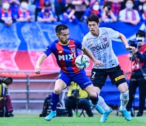 【サッカー日本代表「追われるSB」激突】FC東京VS浦和レッズ「ひりつくスコアレスドロー」で相まみえた長友佑都と酒井宏樹「3度の緊迫マッチアップ」の行方！の画像