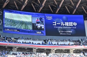 誤審と発表された広島―札幌の「ノーゴールの瞬間映像」が10万回再生！ 広島MF川村が頭で合わせたボールを札幌GK菅野が足でかき出した、後半の決定的場面の画像