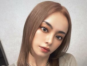 糸リフト告白の美人すぎるW杯サポーター、｢ばか高かった!」レアル・マドリード限定コラボT着用の“本業”シーンに｢似合ってます｣｢戯れてる感じ｣｢回せるんスね?｣の声の画像