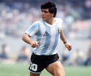 ADIOS A D10S!「マラドーナの時代」の悦び(3)ブラジルを葬った“遅いドリブル” の画像