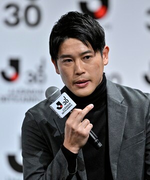 「娘ちゃん可愛い」内田篤人がドイツでイタズラされる姿を吉田麻也が公開して7000いいね！ 内田の顔にスマホをつけられる「レア過ぎるオフショット」の画像