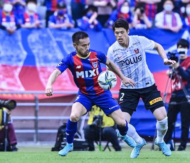 サッカー日本代表 追われるsb 激突 Fc東京vs浦和レッズ ひりつくスコアレスドロー で相まみえた長友佑都と酒井宏樹 3度の緊迫マッチアップ の行方 サッカー批評web