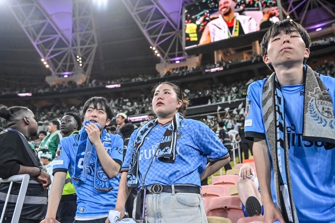 【サポーターアルバム】ACLE決勝で敗退した川崎サポーターの涙の姿……試合後、現地で感情を爆発させたサポーター写真51枚「アル・アハリー川崎フロンターレ」の画像032