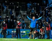 川崎フロンターレ・脇坂泰斗が交代時の異例行動に「サポーターからは温かい笑い声」！「遠野大弥とのタッチ」に失敗し、再度ピッチに入って…の画像