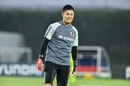 「お父さんしてる」サッカー日本代表・川島永嗣の「親子4ショット」が話題!子どもを肩車する写真と遅めの新年挨拶に「1万超いいね」の画像