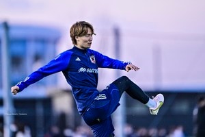 「とてもクール」vs「好きじゃない」板倉滉が所属するボルシアMGが「新ユニフォーム」発表も賛否両論！ Jリーグで流行りのある部分に、否定的な声が続出の画像