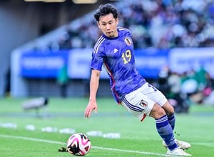 「カメラ目線でお茶飲むの斬新」ポーランドクラブが加入するサッカー日本代表DFの「ユニフォーム姿でお茶を飲む」独特の紹介映像公開！ 畳の上でのまさかの光景に驚きの声もの画像