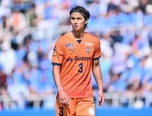 「カッコ良すぎる」「どっちも良すぎで選べない」ホリプロ所属イケメンJリーガーの「どっちがいいかな？」の問いかけにファン真っ二つ！妻の高城亜樹は「一枚目」との意見の画像