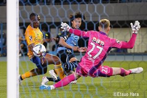 「カマン・ガイズ。シュウチュウ！」で引き分けに持ち込んだ仙台　原悦生PHOTOギャラリー「サッカー遠近」　川崎ー仙台の画像