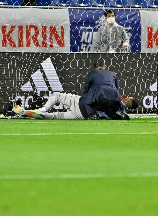 サッカー日本代表に「3-0快勝」のチュニジアサポーターが「ピッチ乱入」でゴールにダイブ！「衝撃の取り押さえ現場」の画像001
