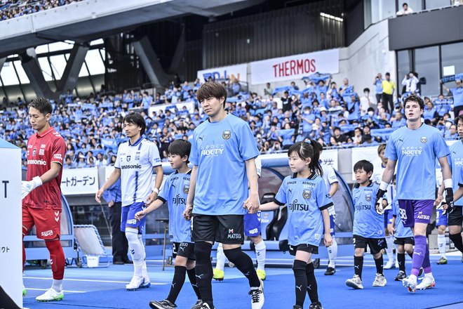 【サポーターアルバム(3)】G大阪戦での観客席＆入場時の川崎フロンターレのサポーター写真77枚！選手と手をつないだ子どもたちなど現地写真「川崎フロンターレーガンバ大阪(3)」の画像001