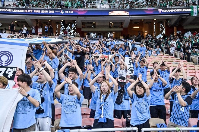 【サポーターアルバム】サウジアラビア・ジェッダ開催のACLE決勝に川崎サポーター700人が集結！ 現地で声援を送ったサポーター写真78枚「アル・アハリー川崎フロンターレ(1)」の画像065