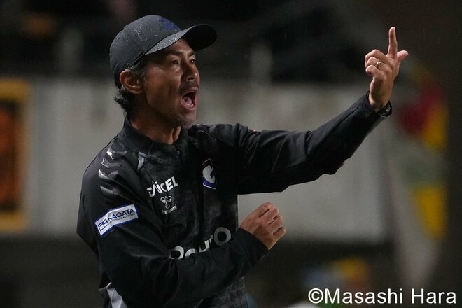 千葉が17年ぶりの歓喜！ 先制ゴールの矢村が満面の笑み＆追加点の津久井が誇らしげな表情！ 守護神も勝利のハグ！次節の“直接対決”で最下位脱出を狙う！【ジェフユナイテッド千葉vsガンバ大阪】激闘PHOTOギャラリーの画像004