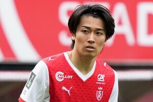 フランスで今季10発の中村敬斗、“鼻血級”爆イケモデル姿に反響！ 伝説のスタイリスト起用に｢格好いいしか出ない｣｢平成っぽいイケメン｣の画像