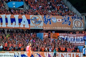 「ゴール裏で見てるのやばいな笑」アイドルグループの元人気メンバーがJ1新潟の試合観戦姿を公開！ サポーターともハイタッチを行い「今日からアルビの勝利の女神」と反響の画像