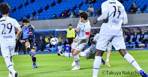 川崎、無敗の10勝目！(1)“敗戦率33％の古巣”に遠野大弥「笑顔なき“先制弾”」の画像