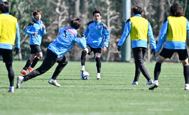 最終ラインの離脱者が続く川崎フロンターレで、大島僚太が鹿島戦に向けた練習で最終ライン入り!? まさかのポジション挑戦に「やるかもしれないですね（笑）」とニヤリ…知念への警戒感も表すの画像