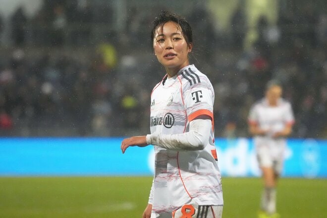 なでしこ至宝からスマイルクイーンへ！谷川萌々子“雨天の激闘”！｢奪い取る｣｢競り勝つ｣｢突破する｣無双プレーで完勝！試合後の｢弾ける｣笑顔が超キュート！【フランクフルトvsバイエルン】PHOTOギャラリーの画像017