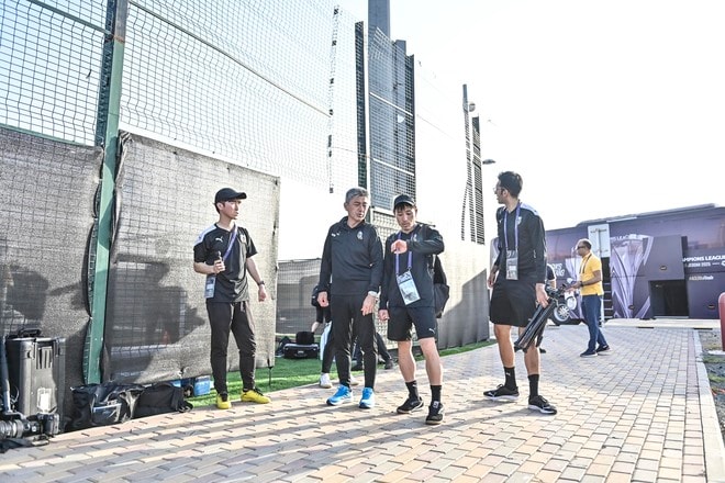 【川崎フロンターレアルバム】サウジアラビア到着翌日4月23日のジェッダ市内での「コーチングスタッフ＆クラブスタッフ写真」と「選手と子どもたちの交流写真」合計98枚！の画像033