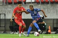 サッカー日本代表・橋本拳人がウエスカ合流を報告!! 「新ユニフォーム姿」公開に”古巣クラブレジェンド”が「青赤魂 Vamos!!」とまさかの激励!【画像】の画像