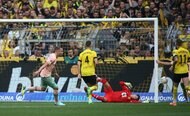 「ここから!?」サッカー日本代表MF鎌田大地が厳しい角度から「直接FKゴール」を叩き込む! “ペナルティエリア左”の角度がない位置から突き刺して今季4得点目の画像