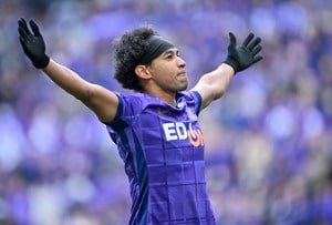 「デカっ！(笑)100インチの迫力凄いわ」J1広島FWジャーメイン良の自宅公開“POTM受賞商品”ショットが話題！「今津くんのユニ！」「テレビよりも今津に目が行く」の声の画像