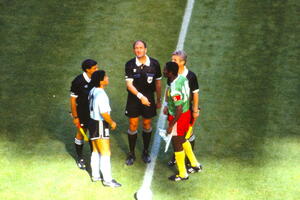 大住良之の｢この世界のコーナーエリアから｣第170回｢レフェリーはなぜ黒い服を着ているのか｣(2)レフェリーの原点は｢懐中時計｣を持つ紳士、アンパイア誕生前に｢反則｣を宣言したのはの画像