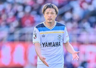 アカン 何回見ても泣ける ジュビロ磐田mf遠藤保仁がパナスタ初凱旋でガンバ大阪戦後に 涙の場内一周 サポーターの感動を誘った降格決定後のあいさつ サッカー批評web