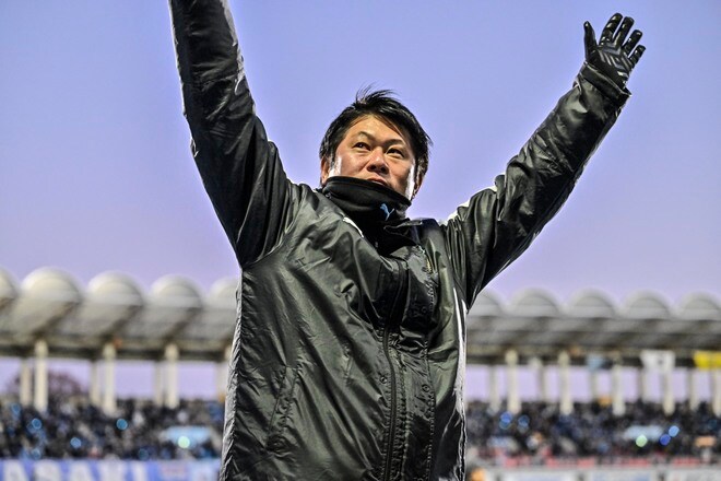 【J1川崎を取材して感じた「育てる力と心」とは(3)】「選手が困らないため」と近くで見守る中山和也通訳。自身の体験を元に、外国籍選手をチームに馴染ませるための「2つの意識」とはの画像007