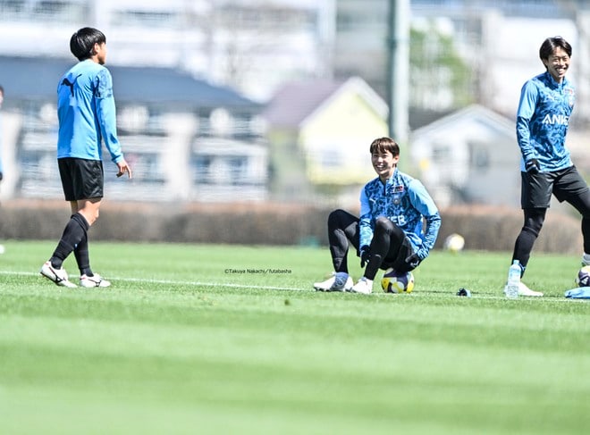 【J1川崎を取材して感じた「育てる力と心」とは(2)】選手同士で高め合う姿と試合内外で見た“ライバルを超えた関係性”……家長昭博から高井幸大・野田裕人までベテランも若手も垣根なくの画像010
