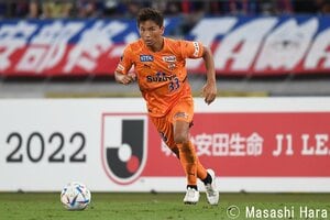 ｢観てるこっちも楽しい｣元サッカー日本代表・乾貴士がチームメイトと｢テックボール｣！2023シーズン始動日の練習後にリラックスムードで楽しむの画像