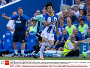 ブライトン公式が「世界はカオルに夢中！」と「“三笘薫マニア”5人の画像」を公開！ 現地でも人気が高まる衝撃デビューのサッカー日本代表ドリブラーの画像