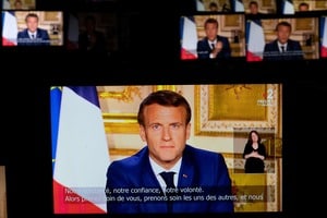 疑惑の目が向けられているエマニュエル・マクロン大統領　写真：AFP/アフロ