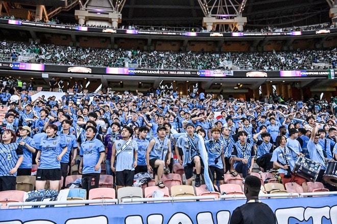 【サポーターアルバム】サウジアラビア・ジェッダ開催のACLE決勝に川崎サポーター700人が集結！ 現地で声援を送ったサポーター写真78枚「アル・アハリー川崎フロンターレ(1)」の画像075