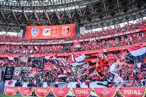 「よく見ると文字まで…」浦和サポーターのビジュアルが「圧巻過ぎた」と大絶賛！途中で変化する“2段構え”に「ビジュアル2パターンあって凄かった」と驚きの声の画像