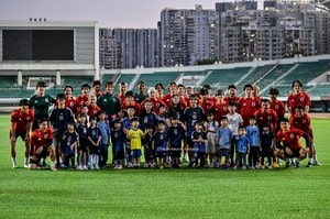 「修学旅行感みたい」「めちゃめちゃ楽しい男子校のノリ」日本代表27人が乗ったチャーター機内の「仲良すぎショット」が大反響！ 仲良しペア2組の“席順”も「兄弟みたい」の声の画像