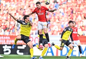 移籍後、初めての古巣対決となったマテウス・サヴィオが先発も得点できず無得点黒星。埼スタで小泉佳穂が躍動して涙飲む【試合アルバム】「浦和レッズ―柏レイソル」の画像