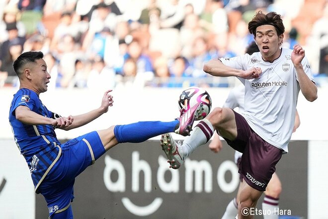 大住良之の｢この世界のコーナーエリアから｣第145回【サッカー界から消えた｢フェアプレー｣は何色か】(3)宣言後も変化がない｢Jリーグの試合｣とスペインで目撃した｢旗の色」の画像