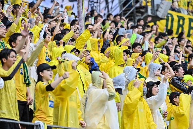 【千葉サポーターアルバム】雨の中で首位堅持のチームを後押しした「ジェフユナイテッド千葉のサポーター写真99枚」！ ゴール裏の熱狂ショット「ジェフユナイテッド千葉ーベガルタ仙台」の画像020