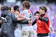 「もっとずっと見たい!」今晩で終了する「夜景スポットの横浜F・マリノス優勝記念カラー化」にファン反応！ トリコロールに彩られた姿に「今年いっぱいして欲しい」の声の画像