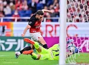 「セーブした後の立ち上がりはや！」アジア王者・浦和を破った勝利の立役者である鳥栖守護神の「連続好セーブ」が話題に！「オブラクかと思いました」の声も上がるの画像